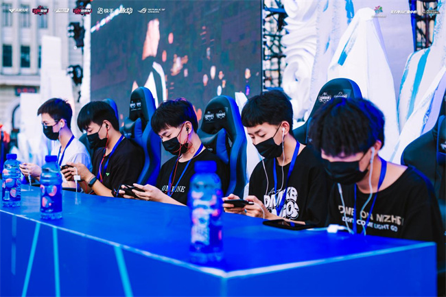 于周二晚 于周二晚